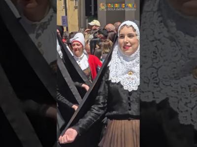 La Sardegna sfila con la sua anima più autentica. La Sardegna sfila con la sua anima più autentica.